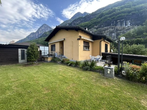 SPAZIOSA CASA DI 6 LOCALI CON AMPIO GIARDINO A CRESCIANO 1