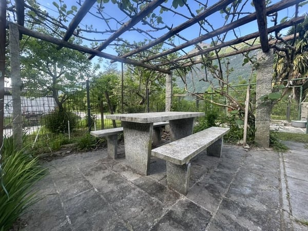 SPAZIOSA CASA DI 6 LOCALI CON AMPIO GIARDINO A CRESCIANO 2