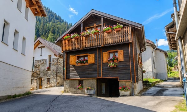 GRANDE RUSTICO RINNOVATO DI 10 LOCALI IN VAL DI BLENIO 1