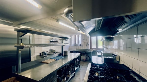 GRANDE PENSIONE DI 13.5 LOCALI CON RISTORANTE A NOVAGGIO 9