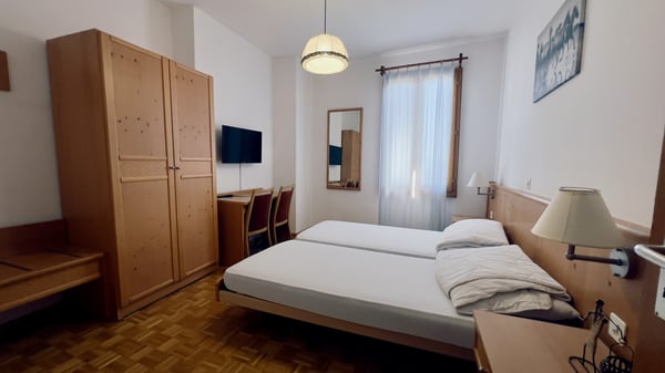 GRANDE PENSIONE DI 13.5 LOCALI CON RISTORANTE A NOVAGGIO 4