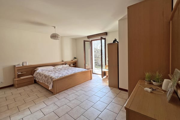 AFFITTASI GRAZIOSA CASA DI 4.5 LOCALI CON PATIO A CADRO 6
