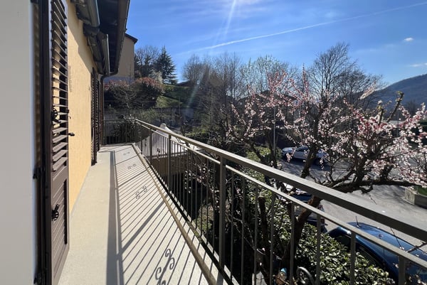 AFFITTASI GRAZIOSA CASA DI 4.5 LOCALI CON PATIO A CADRO 9
