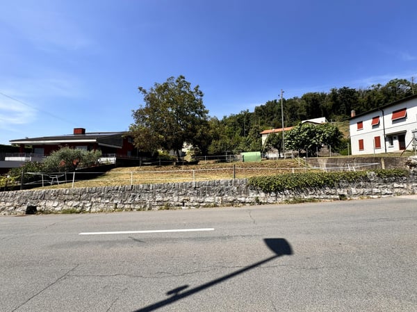 TERRENO PIANEGGIANTE DI 906 MQ CON LICENZA APPROVATA AD ARZO 5