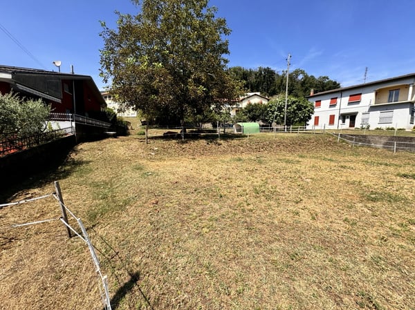 TERRENO PIANEGGIANTE DI 906 MQ CON LICENZA APPROVATA AD ARZO 4