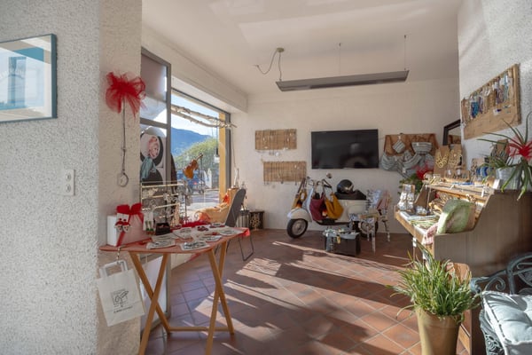 ELEGANTE BILOCALE COMMERCIALE SUL LUNGOLAGO A MELIDE 2