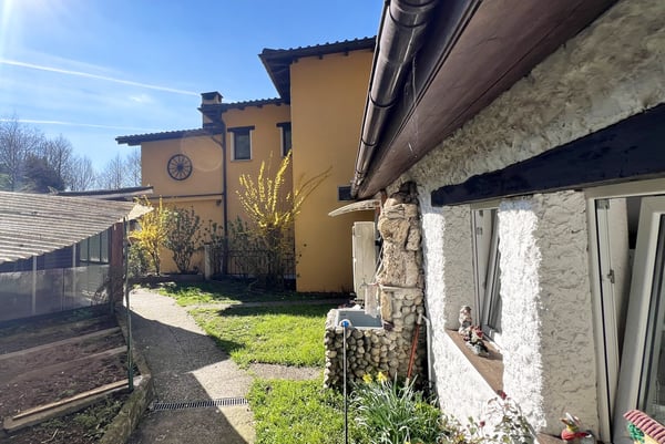 AFFITTASI GRAZIOSA CASA DI 4.5 LOCALI CON PATIO A CADRO 5