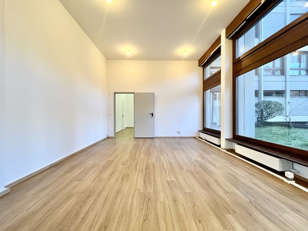 AFFITTASI UFFICIO DI 65 MQ CON AMPIE VETRINE A LUGANO LORETO 6