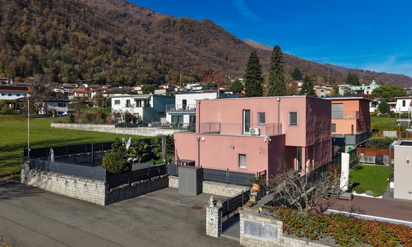 MODERNA E AMPIA VILLA BIFAMILIARE 6.5 CON PISCINA A BEDANO 8