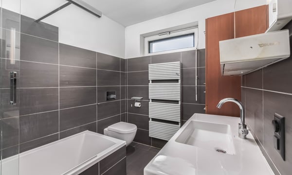 STUPENDA E SPAZIOSA VILLA 6.5 NEL VERDE A PONTE CAPRIASCA 8