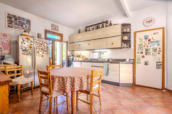 GRANDE E LUMINOSA CASA DI 13 LOCALI A NOVAZZANO 2
