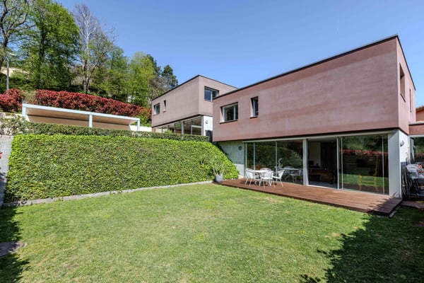 MERAVIGLIOSA VILLA NEL VERDE CON PISCINA VISTA LAGO A CARONA 8