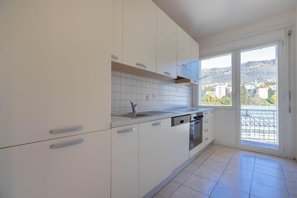 SPAZIOSO 3.5 LOCALI PIANO ALTO CON VISTA APERTA A CHIASSO 3