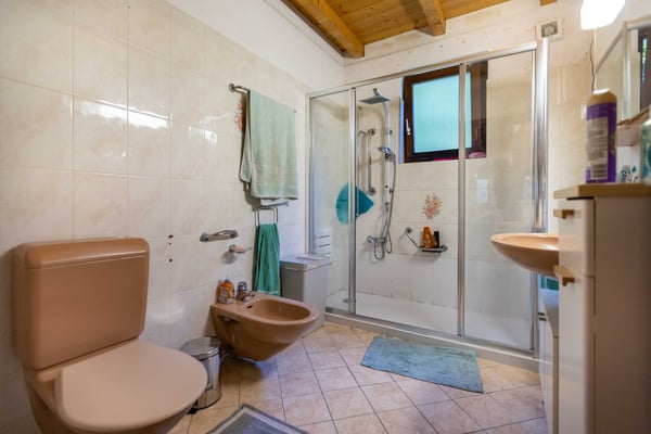 GRANDE VILLA 7.5 LOCALI IN ZONA RISERVATA E VERDE A TRESA 8