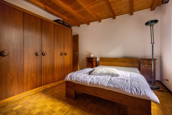 GRANDE VILLA 7.5 LOCALI IN ZONA RISERVATA E VERDE A TRESA 7