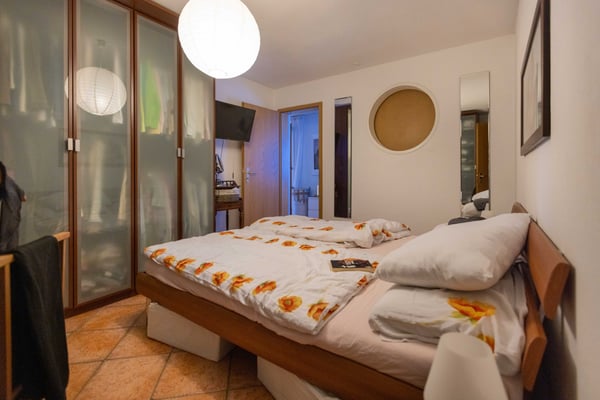 GRANDE VILLA 7.5 LOCALI IN ZONA RISERVATA E VERDE A TRESA 9