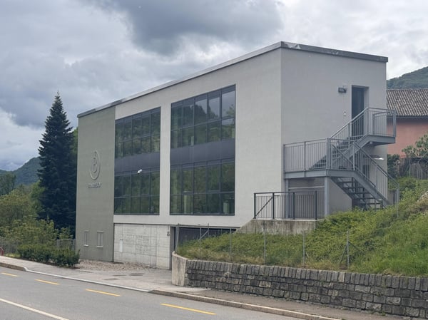 MODERNO ED AMPIO STABILE COMMERCIALE DI 670 MQ A TAVERNE 2
