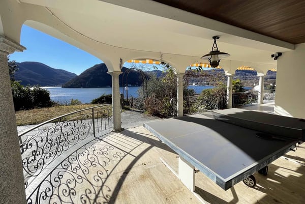 AMPIA VILLA 8.5 CON MAGNIFICA VISTA LAGO A COLLINA D'ORO 2