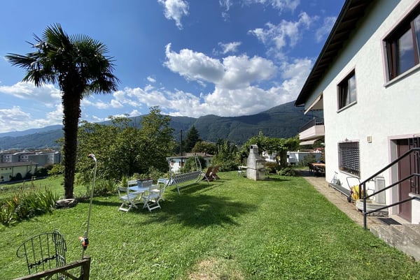 CASA BIFAMILIARE 8.5 LOCALI CON TERRENO EDIFICABILE A LAMONE 2