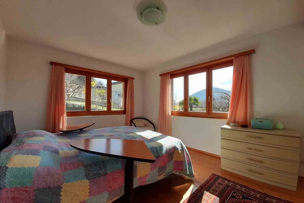 SPLENDIDA VILLA DI 6.5 LOCALI CON AMPIO GIARDINO A CURIO 6