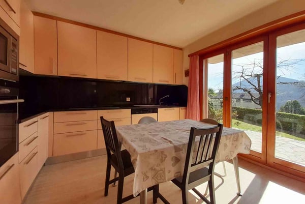 SPLENDIDA VILLA DI 6.5 LOCALI CON AMPIO GIARDINO A CURIO 5