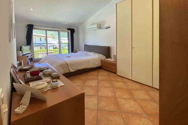 CASA GEMELLA DI 8.5 LOCALI CON PISCINA E TERRENO A MELANO 8