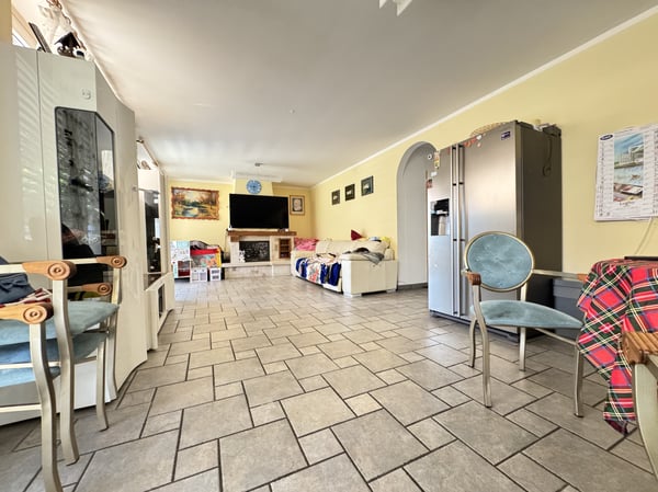 CASA GEMELLA DI 8.5 LOCALI CON PISCINA E TERRENO A MELANO
