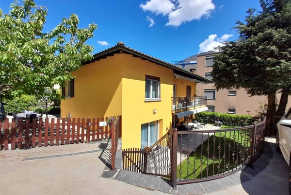 SPAZIOSA VILLA BIFAMILIARE CON GRANDE GIARDINO A CANOBBIO 2