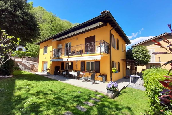 SPAZIOSA VILLA BIFAMILIARE CON GRANDE GIARDINO A CANOBBIO