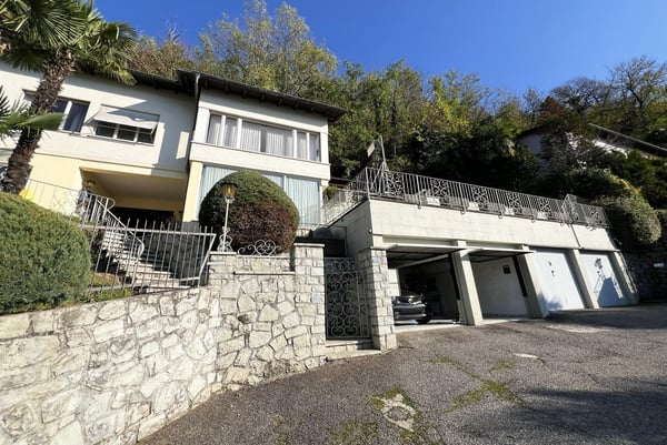 VILLA 6.5 LOCALI CON STUPENDA VISTA LAGO E PISCINA A BISSONE