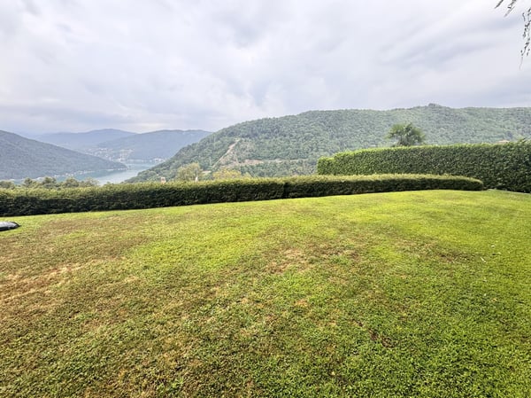 GRANDE TERRENO EDIFICABILE DI 530 MQ CON VISTA LAGO A ROVIO 1