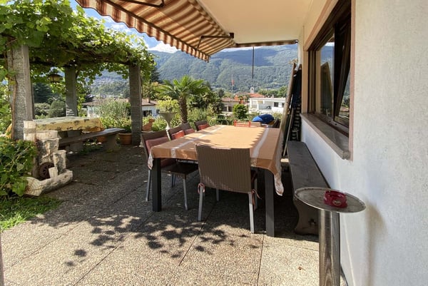 CASA BIFAMILIARE 8.5 LOCALI CON TERRENO EDIFICABILE A LAMONE 3