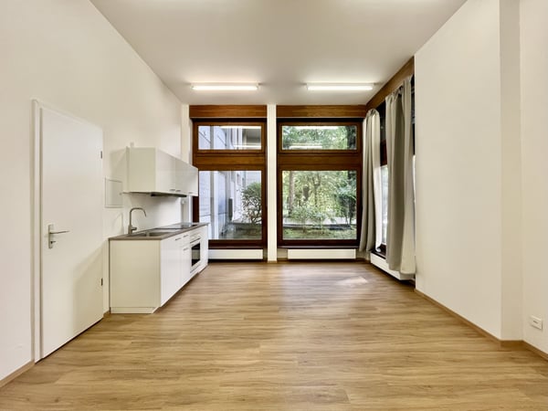 AFFITTASI UFFICIO DI 65 MQ CON AMPIE VETRINE A LUGANO LORETO 5