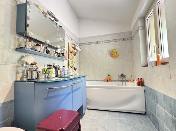 CASA GEMELLA DI 8.5 LOCALI CON PISCINA E TERRENO A MELANO 9