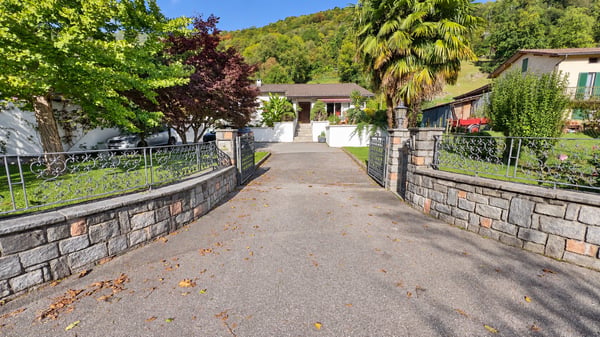 CASA BIFAMILIARE DI 7 LOCALI CON GRANDE GIARDINO A SESSA