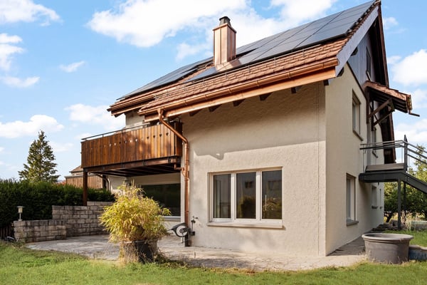 Renovierte 2.5 Zimmer-Gartenwohnung mit Wellnessbereich