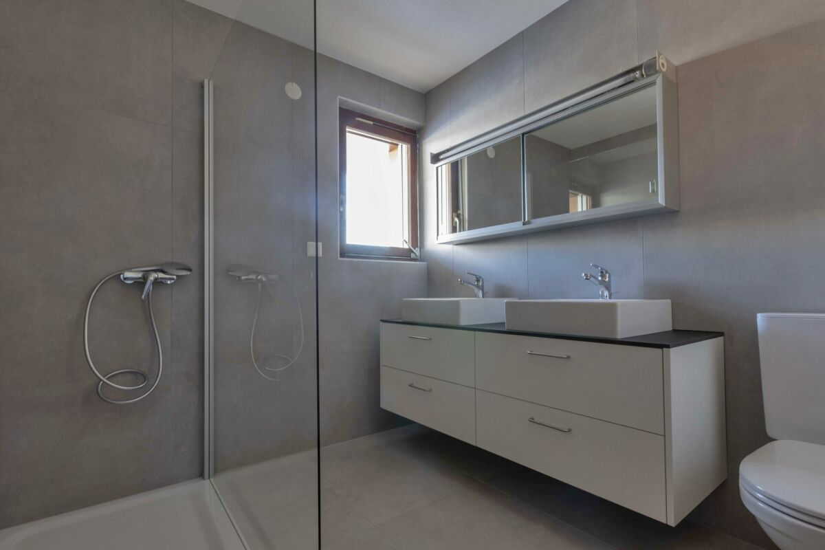 Chalet-villa avec trois unités d'habitation et espace de bien-être