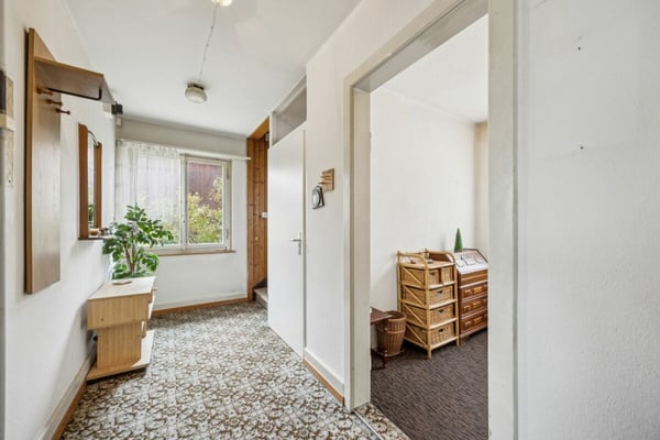 Doppelhaushälfte in der Geschäftszone - renovationsbedürftig und zentral gelegen 9