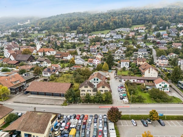 Doppelhaushälfte in der Geschäftszone - renovationsbedürftig und zentral gelegen 12