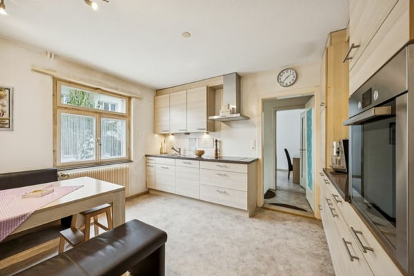 Doppelhaushälfte in der Geschäftszone - renovationsbedürftig und zentral gelegen 5