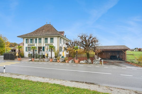 Attraktive Liegenschaft mit Restaurant und grossflächigem Parkplatz 11