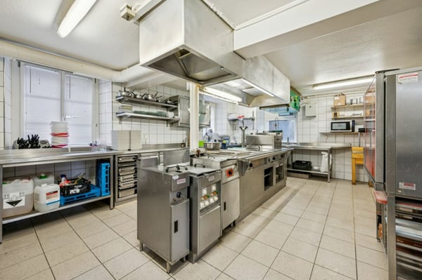 Attraktive Liegenschaft mit Restaurant und grossflächigem Parkplatz 4