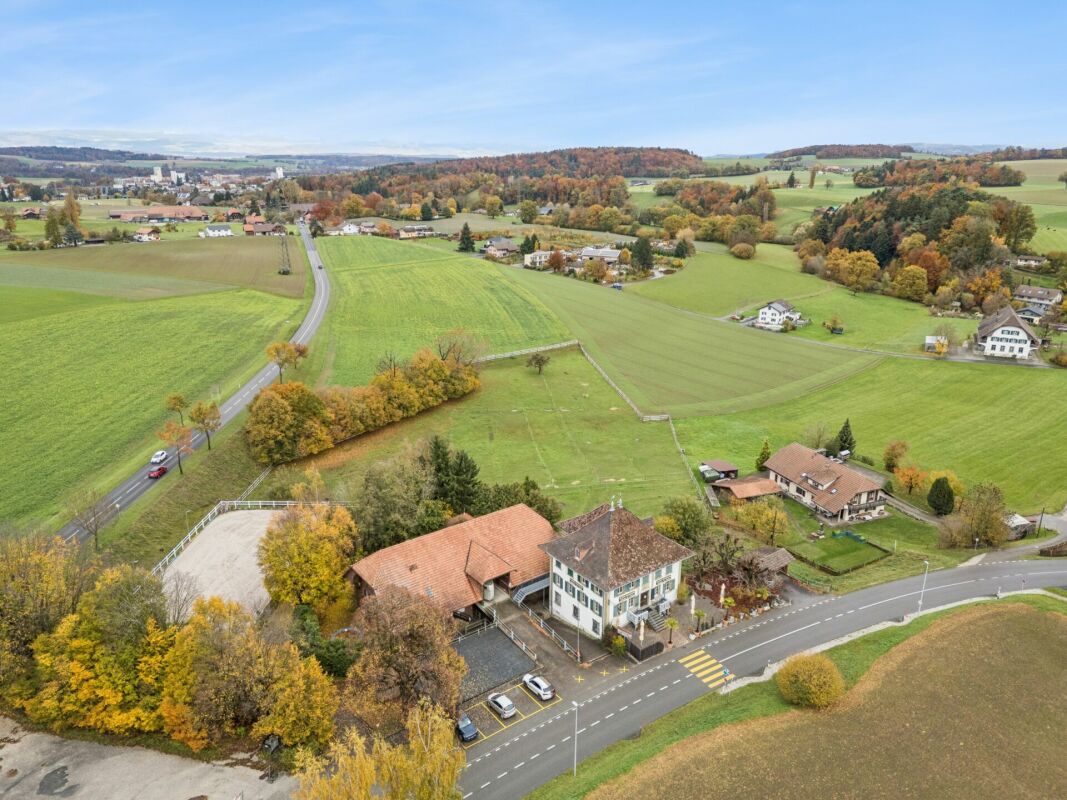 Attraktive Liegenschaft mit Restaurant und grossflächigem Parkplatz