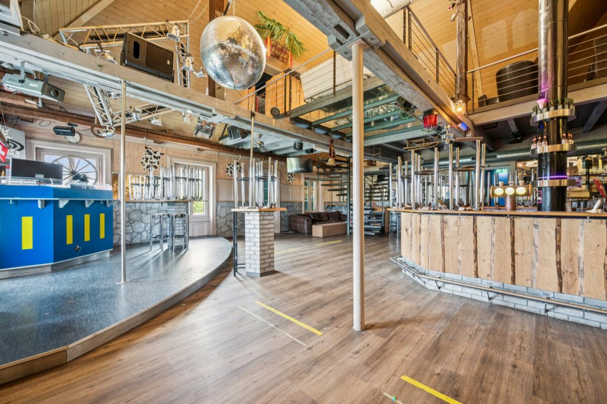 Attraktive Liegenschaft mit Restaurant und grossflächigem Parkplatz