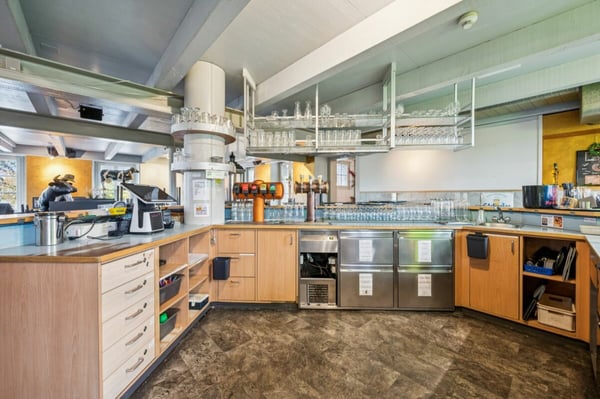 Attraktive Liegenschaft mit Restaurant und grossflächigem Parkplatz 5