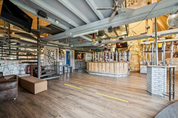 Attraktive Liegenschaft mit Restaurant und grossflächigem Parkplatz 6