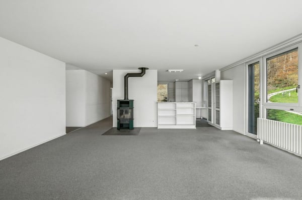 Familienfreundliche Etagenwohnung mit zwei Balkonen und wunderbarer Weitsicht (im Baurecht) 2