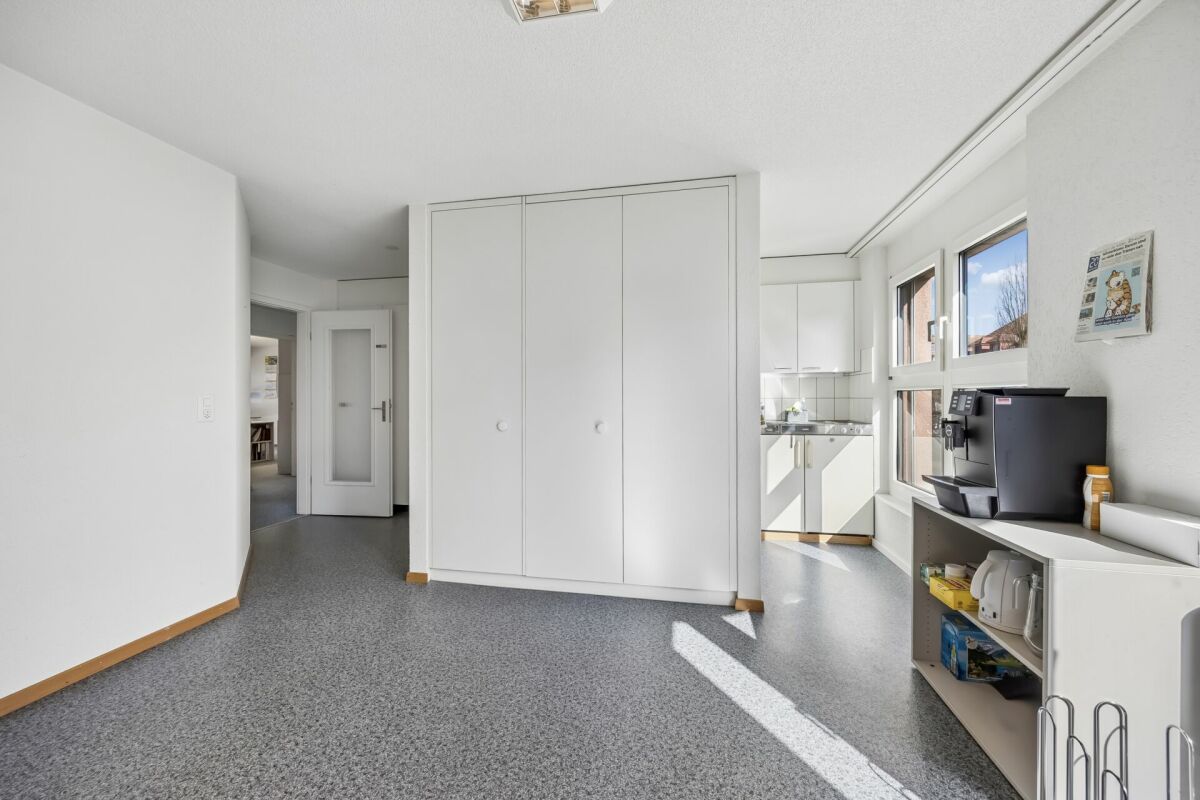 Attraktive Gewerberäumlichkeiten mit Archivräumen und Einstellhalle