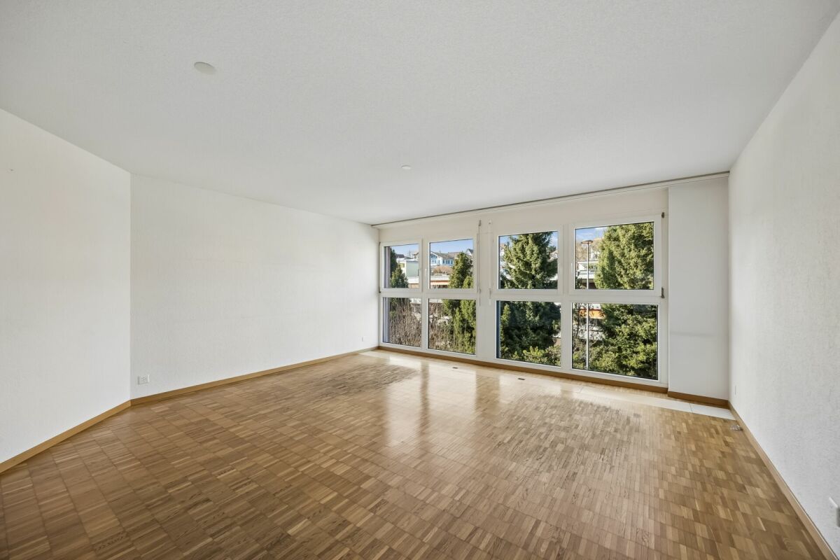 Attraktive Gewerberäumlichkeiten mit Archivräumen und Einstellhalle