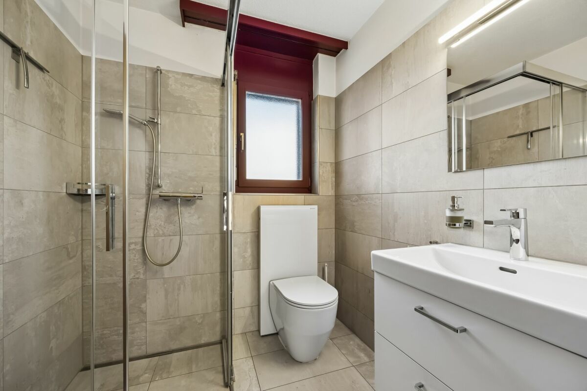 Appartamento di 4,5 locali con balcone e caminetto vicino al lago
